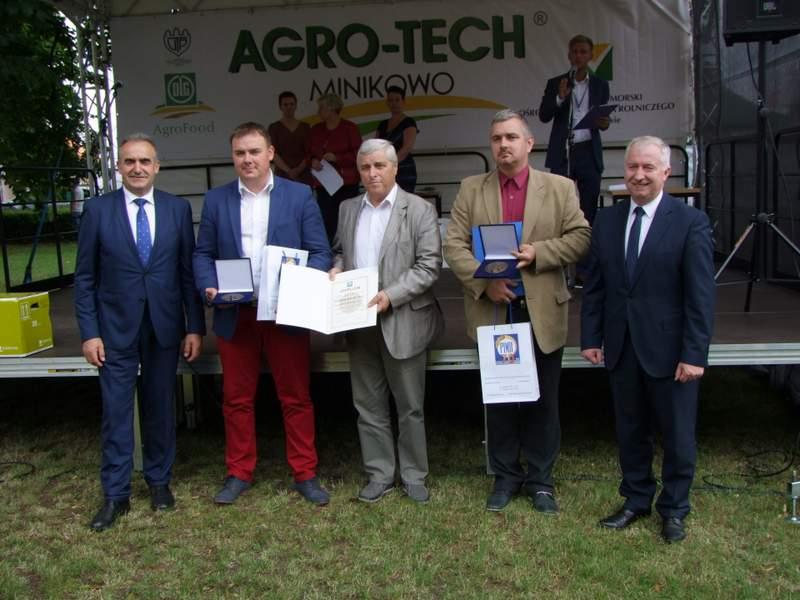 "Wyrób na medal" Wyróżnienie przyznawane przez Przemysłowy Instytut Maszyn Rolniczych w Poznaniu nagrody wręczył dyrektor Instytutu prof. nadzw. dr hab.