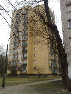 Fot. 1. Widok ogólny elewacja zachodnia A.5. Montaż daszków nad balkonami ostatniej kondygnacji A.5.1. Konstrukcja nośna Stalowa konstrukcja nośna daszku składa się z sześciu ramek mocowanych do ściany zewnętrznej budynku i spiętych elementem poziomym z profilu prostokątnego, zamkniętego.