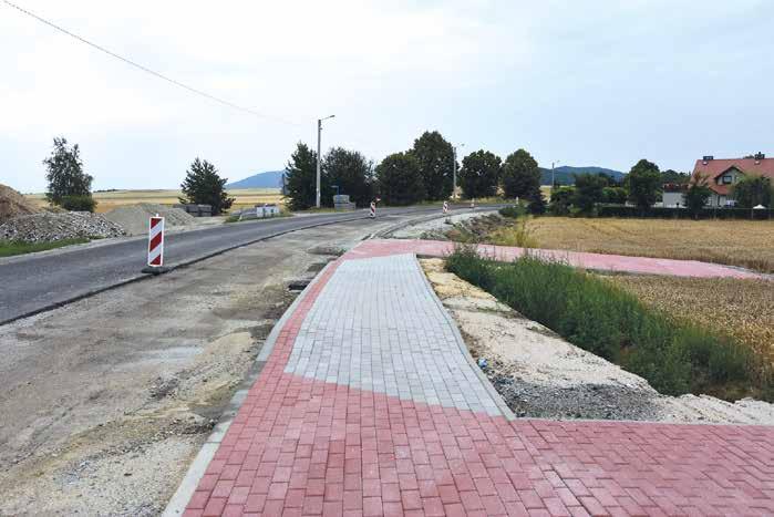 Świdnica. Pierwszą inwestycję przeprowadzono przy drodze powiatowej nr 3396 D w Witoszowie Górnym. Koszt budowy chodnika wyniósł prawie 30 tys. zł.
