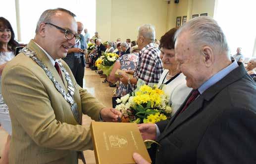 www.gmina.swidnica.pl WYDARZENIA KULTURALNE DIAMENTOWE I ZŁOTE GODY Życie to miłość, zaufanie, ale też nieustanny kompromis. Choć zdrowie trochę szwankuje, kochają się nadal i wzajemnie wspierają.