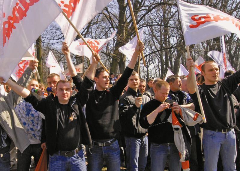 ustawę o związkach zawodowych. W związku z tym Biuro Ekonomiczne Komisji Krajowej NSZZ Solidarność prosi o przesyłanie ewentualnych uwag do projektu na adres ekonom@solidarnosc.org.