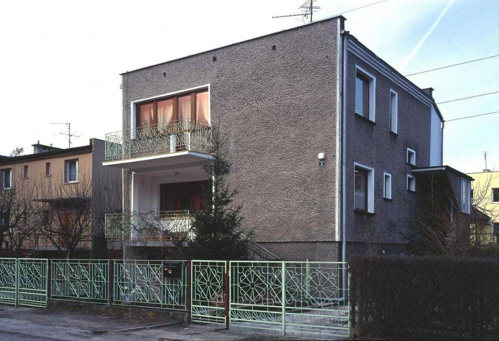 (Dom jednorodzinny w Zielonej Górze, fot. ROCKWOOL Polska) Podobne rezultaty uzyskano w wyniku modernizacji niewielkiego domu z lat 50. w zabudowie bliźniaczej, zlokalizowanego w Hamburgu.
