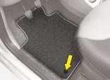 Aby nie blokować przestrzeni pod pedałami: - należy stosować wyłącznie dywaniki dostosowane do mocowania znajdującego się w samochodzie. Użycie tych mocowań jest obowiązkowe.