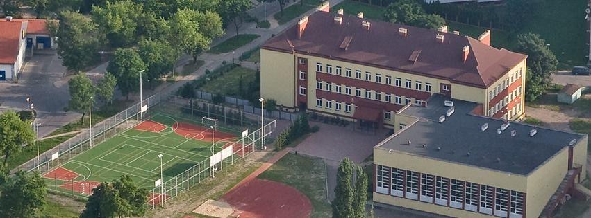 stanowiących wyposażenie placów zabaw, wyrównaniem nawierzchni na placu i boisku szkolnym, położeniem nowej kostki brukowej przed budynkiem, malowaniem ogrodzeń.