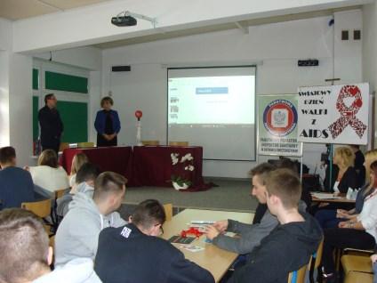 Poza tym łączy w sobie wiele form i metod pracy z uczniem, umożliwia aktywność całej społeczności szkolnej, angażuje nauczycieli oraz rodziców.