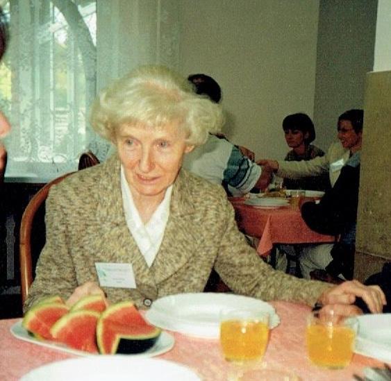 Pożegnania 259 Ryc. 1. Prof. dr hab. Halina Bucka podczas spotkania Sekcji Fykologicznej Polskiego Towarzystwa Botanicznego, Tleń, 2000 r. (fot. autor nieznany) Fig. 1. Professor Halina Bucka during a meeting of the Phycological Section of the Polish Botanical Society, Tleń, Poland, 2000 (author of photo unknown) Prof.