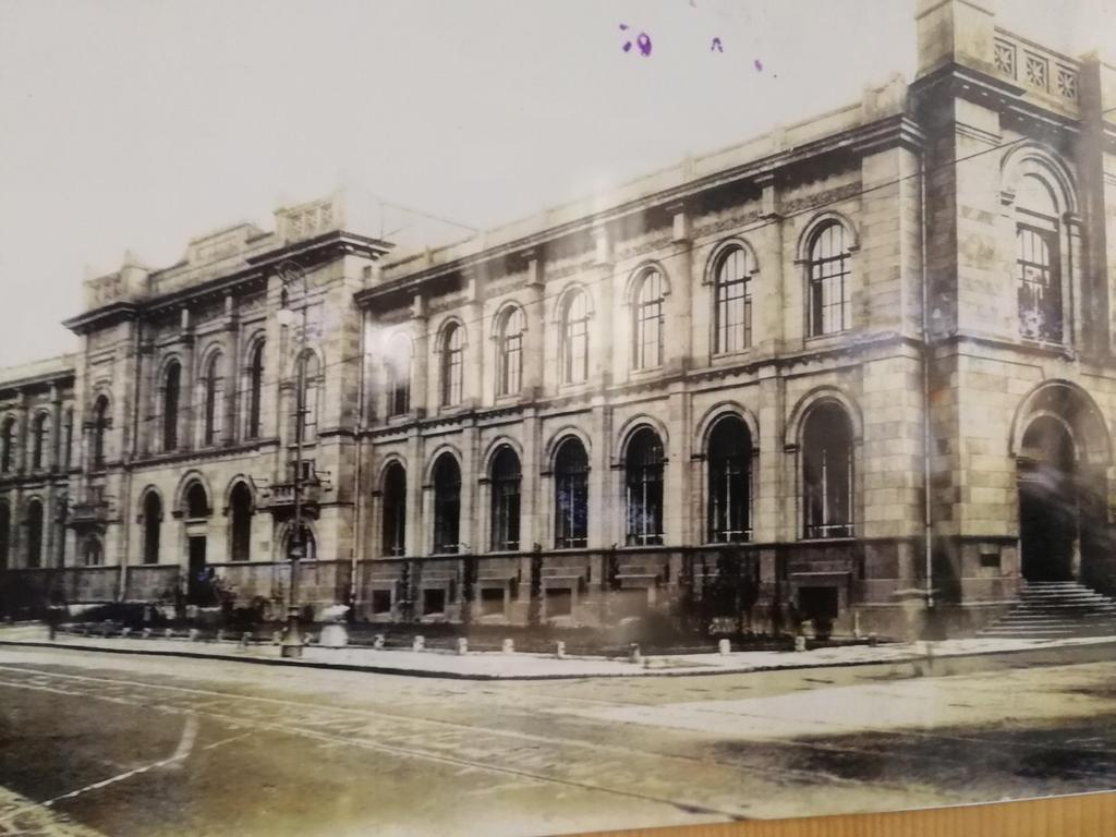 Budynek powstał w latach 1907 1911 według projektu Leontija Benois dla rosyjskiego Banku Państwa. Od 1926 Bank Polski Spółka Akcyjna.