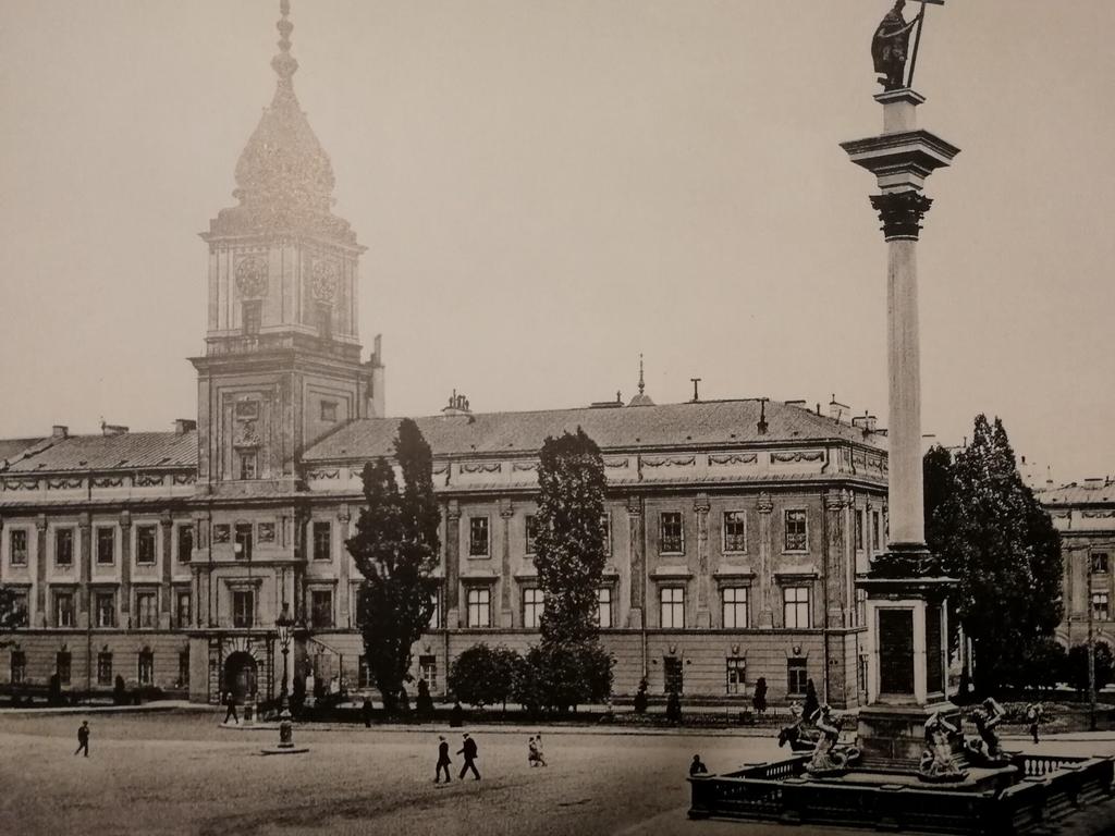 Zamek Królewski i Kolumna Zygmunta III Wazy na placu Zamkowym - w 1918 po odzyskaniu przez Polskę niepodległości, Zamek był siedzibą prezydenta