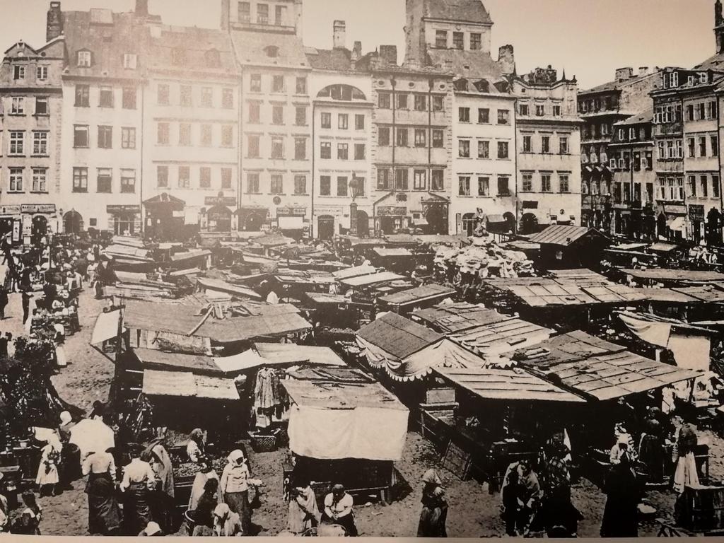 Targ na Rynku Starego Miasta. Plac targowy istniał to od 1912 roku.