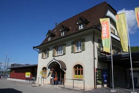 Małe dworce - supermarket kolejowy Avec.-Shop (Szwajcaria) - przykładowe rozwiązanie w Gelterkinden Avec.-Shop jest realizowany od 1999r.