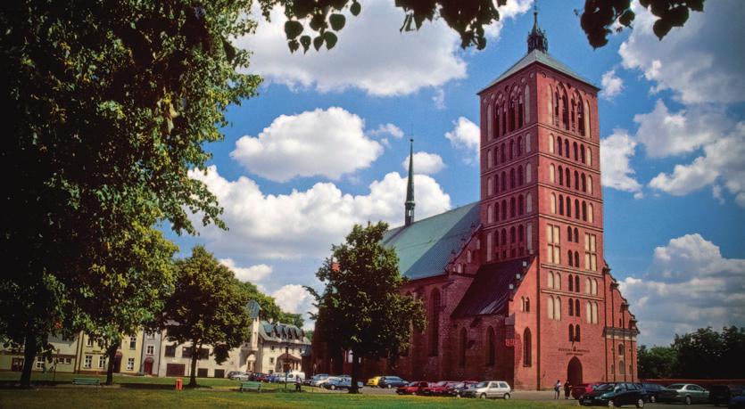 Na pewno stanął w nim na kilka dni w październiku 1518 roku i w marcu 1519 roku. Czasy Kopernika pamięta też w Pieniężnie kościół św.