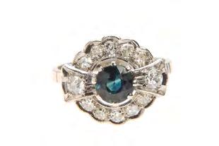 5 Pierścionek z diamentami około poł. XX w. platyna pr. 0,950, 1 szafir ~ 0,50 ct, 2 diamenty w szlifach 16/16 ł.