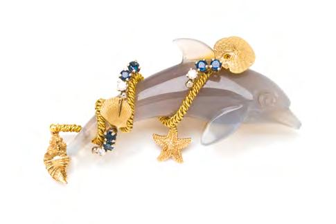 45 Brosza w formie delfina około poł. XX w. delfin rzeźbiony w chalcedonie, złoto 14 K, 6 szafirów ł.