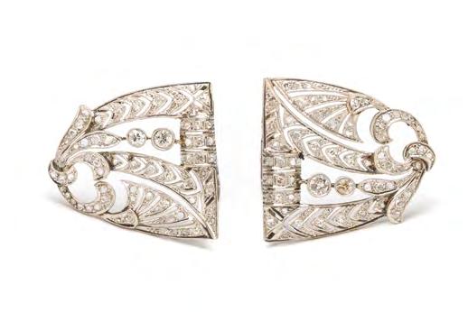 73 Dwie brosze - klip lata 20.-30. XX w. platyna, 6 diamentów ł. ~ 0,54 ct, diamenty w różnych szlifach ł.
