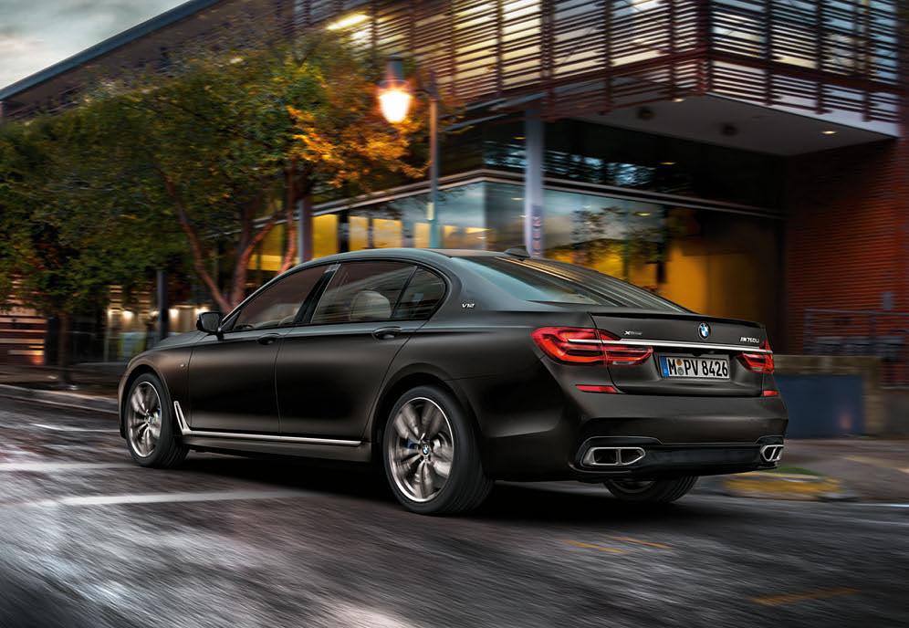 MOC W ELEGANCKIEJ POSTACI. Ponadczasowa elegancja kto ceni sobie dobry gust, ten znajdzie w BMW M760Li xdrive V12 Excellence samochód o doskonale wyważonym wyglądzie.