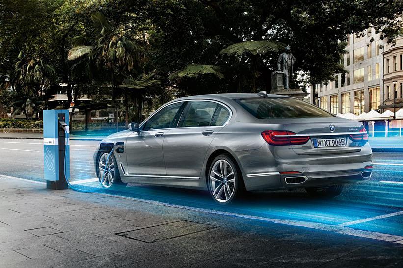 32 33 Innowacje i technologie BMW serii 7 iperformance. Technologia BMW edrive łączy w modelu hybrydowym typu plug-in to, co najlepsze z dwóch światów: jazdę na samym napędzie elektrycznym (np.