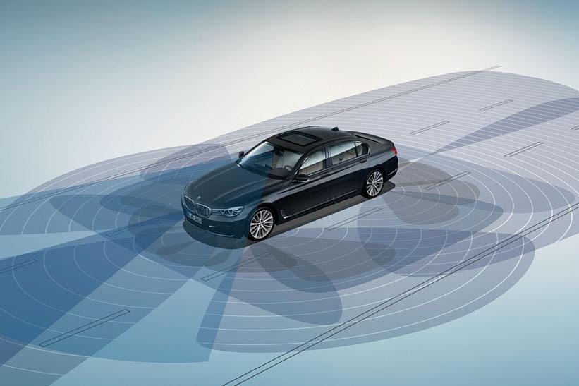 36 37 Innowacje i technologie BMW Personal CoPilot. Ciesz się wysokim komfortem i najwyższym bezpieczeństwem z BMW Personal Copilot.
