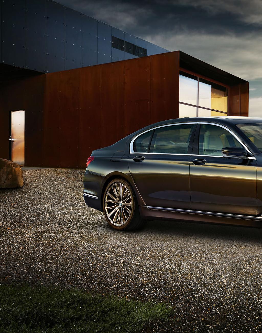 30 32 38 40 42 NAJWAŻNIEJSZE CECHY BMW SERII 7. CARBON CORE. Inteligentna lekka konstrukcja zwiększa sztywność karoserii, poprawia dynamikę jazdy i zapewnia większą wydajność. BMW iperformance.