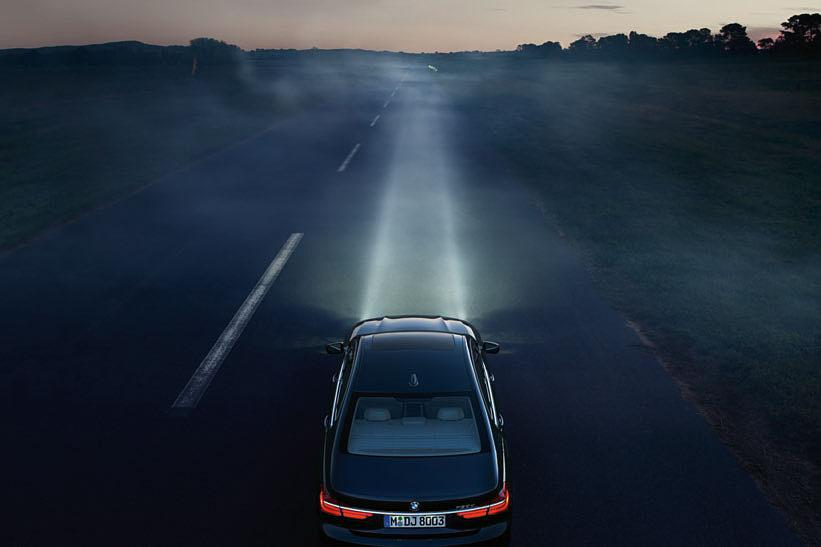 40 41 Innowacje i technologie Oświetlenie i bezpieczeństwo. Optymalne bezpieczeństwo dzięki najnowszym technologiom BMW.