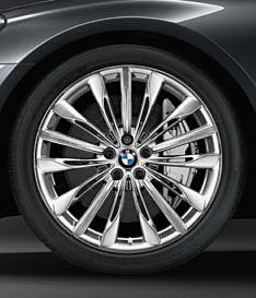 tylny ze specyficznymi elementami stylistycznymi w chromie końcówki rur wydechowych z dodatkowymi chromowanymi osłonami hamulce w zaciskami w kolorze srebrnym ze wstawką z napisem BMW reflektory