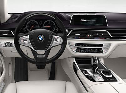 Klasycznie dynamiczne kontury BMW serii 7 Limuzyna podkreślone są przez specyficzne chromowane elementy stylistyczne w pasie przednim i tylnym, listwę ozdobną oraz indywidualne końcówki rur