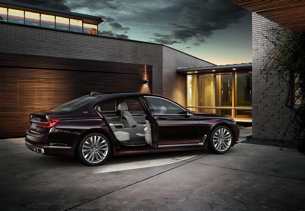 Wyposażenie modelu BMW M760Li xdrive V12 Excellence obejmuje następujące elementy wyposażenia wnętrza z pakietu stylistycznego Pure Excellence: rozszerzony zakres elementów drewnianych: uchwyty w