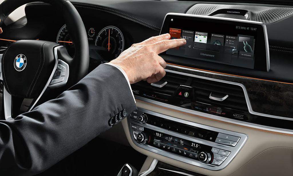 REAGUJE NA TWOJE SKINIENIE. Postęp w ruchu: sterowanie BMW za pomocą gestów, będące częścią przemyślanej koncepcji obsługi BMW, rozpoznaje uprzednio zdefiniowane ruchy dłoni.