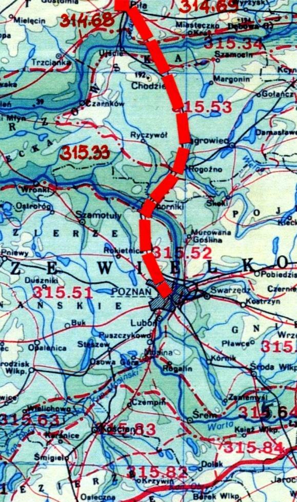 Początkowy odcinek linii kolejowej (od km - 0,197) przebiega w kierunku wschodnim przez podmokłą równinę zastoiskową, wypełnioną iłami i mułkami, a następnie skręca ku NW i omijając od wschodu