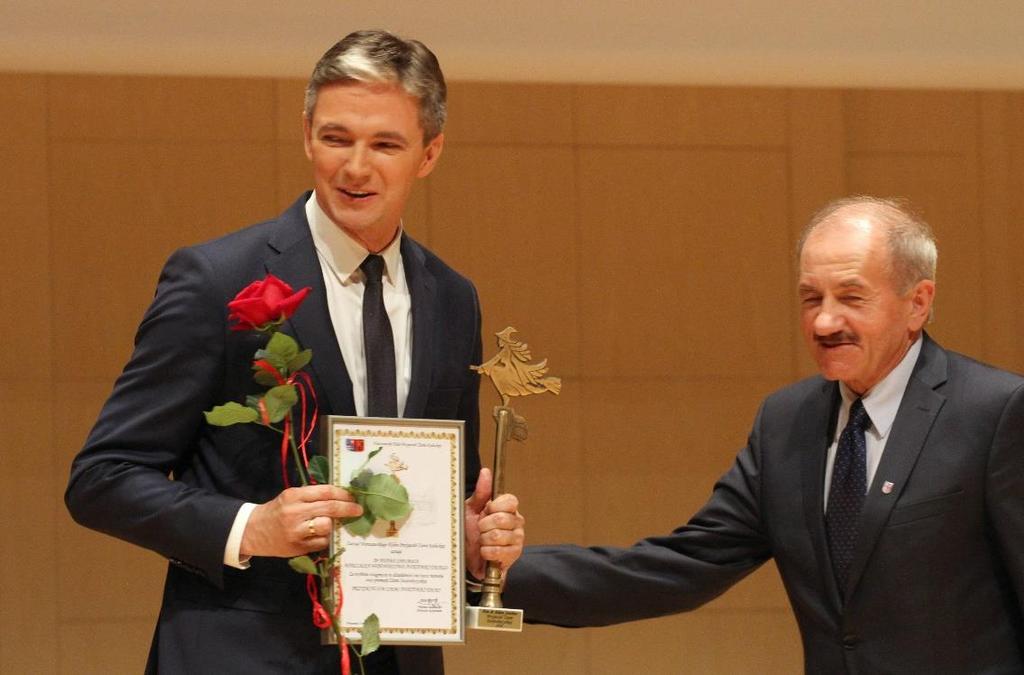 Prezes Wiesław Osuchowski wręczył statuetkę Przyjaciel Ziemi Świętokrzyskiej wraz z dyplomem za wybitne osiągnięcia w działalności na rzecz rozwoju oraz