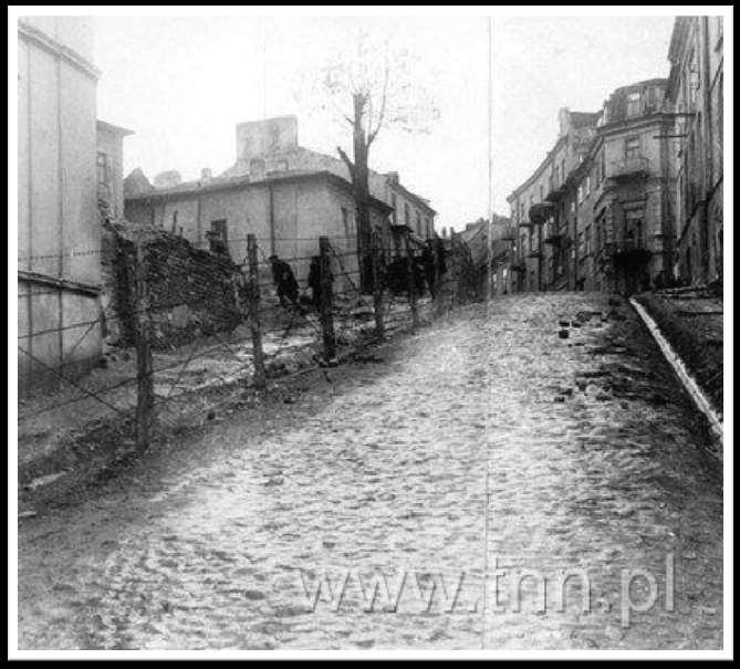 Mur ogrodzenie Fragment ogrodzenia getta na ulicy Rybnej Z początkiem czerwca 1941 roku szef dystryktu Zörner doszedł do przekonania, iż getto nie jest obszarem dokładnie izolowanym.