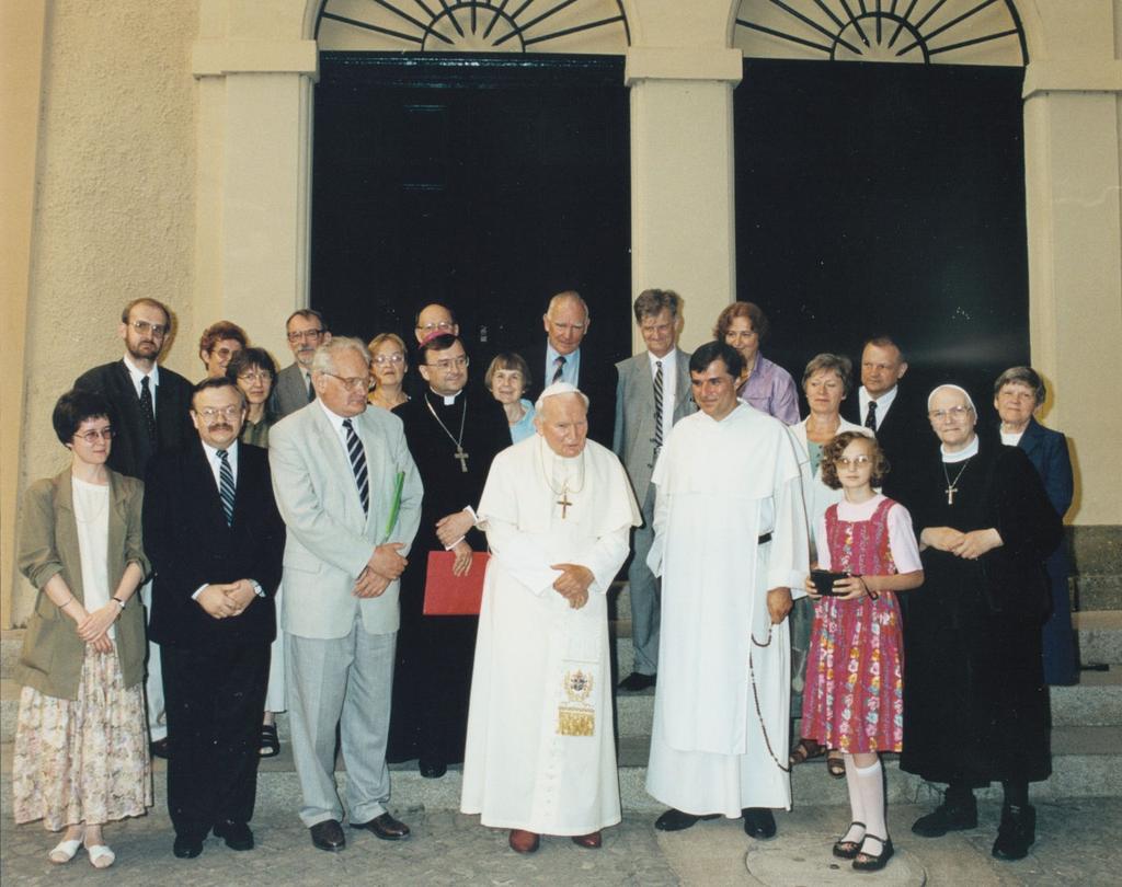 FOTON 89, Lato 2005 29 Jan Paweł II do uczonych w Castel Gandolfo Od dziewiętnastu lat nie przestaję się dziwić, że tutaj, w Castel Gandolfo, podobnie jak w Watykanie, tak często i tak wiele mówi się