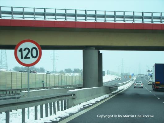 [Rozdział 4] [Pasy dzielące] 22.1.Pas dzielący jezdnie autostrady powinien mieć szerokość i konstrukcję nawierzchni odpowiednie do przeznaczenia oraz wymagań bezpieczeństwa ruchu. 2.Pas dzielący powinien umożliwiać umieszczenie na nim bariery ochronnej.