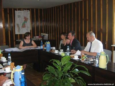 odbyły się posiedzenia stałych Komisji Rady Gminy Leśniowice, na których przyjęte zostało sprawozdanie z wykonania budŝetu za 2010 r. Wszystkie komisje pozytywnie zaopiniowały sprawozdanie.