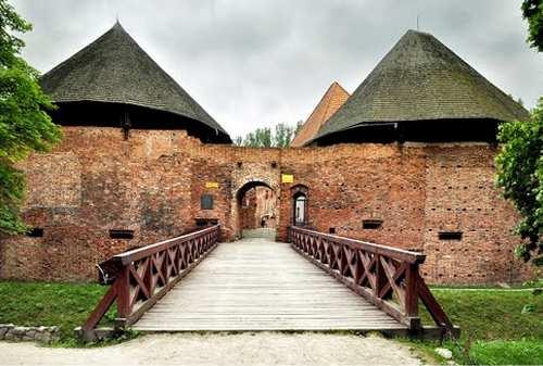 Informator Budowlany 2/2017 111 rezydencji starostów, w pobliżu najstarszego zabytku Międzyrzecza - ruin zamku z XIV w. wzniesionego przez Kazimierza Wielkiego u zbiegu rzek Obry i Paklicy.