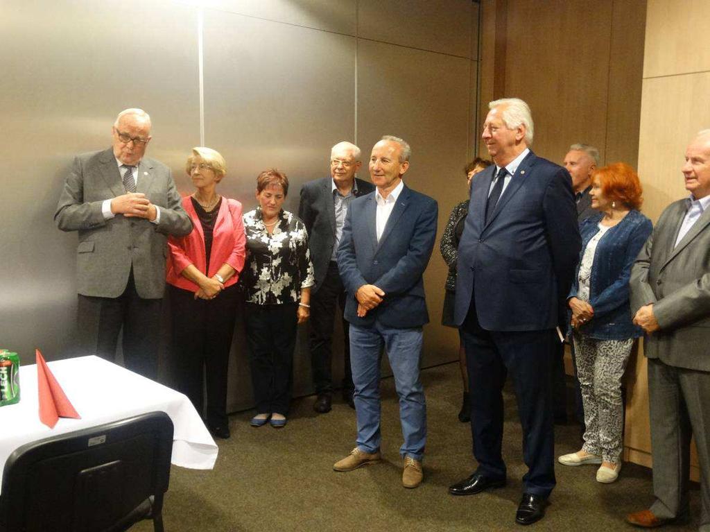 wznieśli toast lampką szampana i