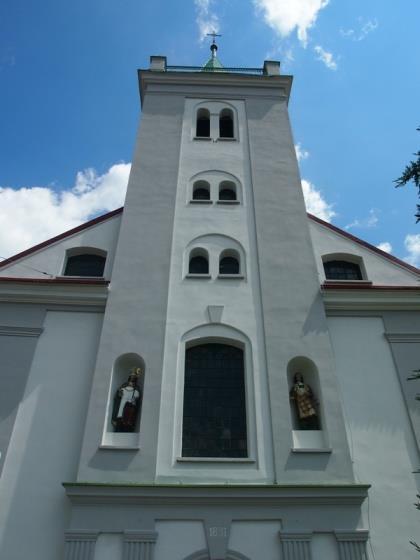 Prezbiterium jest zamknięte ścianą prostą, przy nim od południa znajduje się kaplica z emporą na piętrze oraz