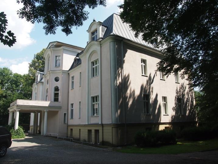 Wzniesiony w latach 1898-1902 przez hrabiego Larischa. W stylu neobarokowym, z elementami klasycystycznymi, wielokrotnie przebudowywany (między innymi po pożarze w 1943 r.