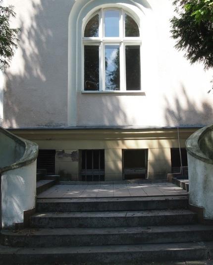 Wybudowany na planie prostokąta, z ryzalitami bocznymi i 4osiowym ryzalitem środkowym, od strony elewacji frontowej (zachodniej) poprzedzonym portykiem, po stronie wschodniej tarasem ze schodami