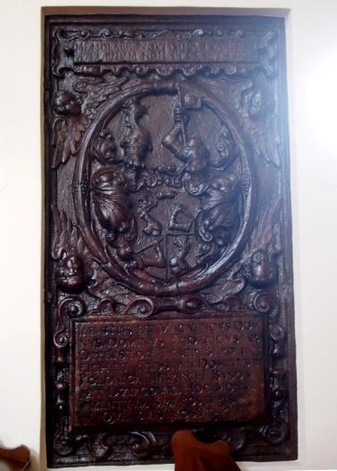 Kamienne epitafium Friedricha von Oppersdorff z ok. poł. XVII w. 2. Tablica fundacyjna z 1617 r. nad wejściem do kaplicy św.