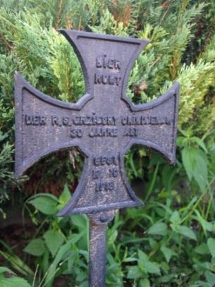 podczas I wojny światowej (1918 r.), na cmentarzu parafialnym.
