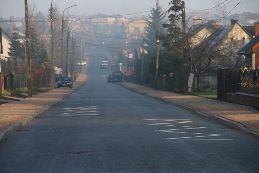 zakończyła się realizacja inwestycji "Przebudowa ulic: Moniuszki w km 0+776,53 do 2+183,54 i Smugowej w km 1+958,79 do 2+268,4 w Starachowicach - realizacja 2017 rok".