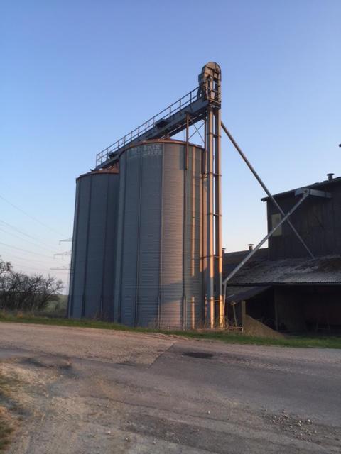 2x Silos zbożowy Phenix z podajnikiem załadunkowym, używany 18-2x silos okrągły stalowy, ca 250 t, 14 blach - Wymiary: średnica około 6,24 m,