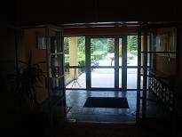 Wejście główne - drzwi wejściowe aluminiowe o szer. 105 cm., w wiatrołapie drzwi aluminiowe o szerokości 170 cm.