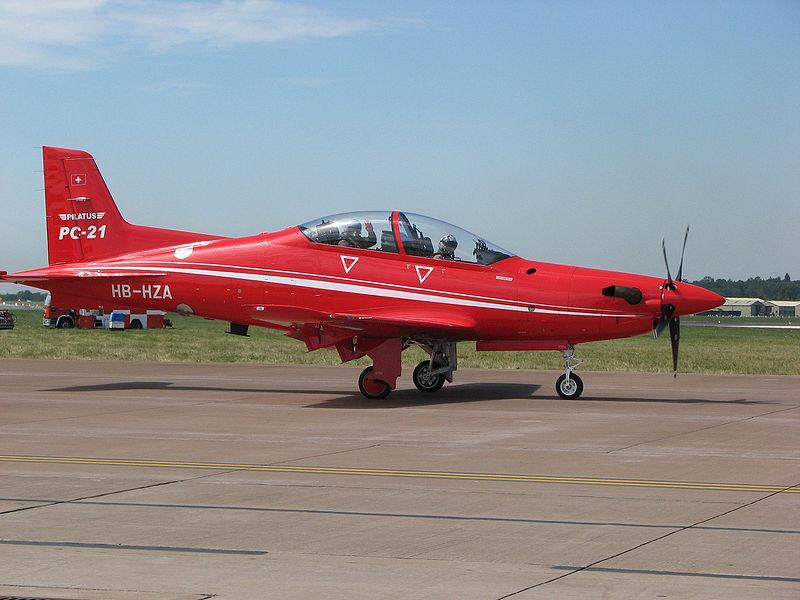 Władysław Melnarowicz Pierwsze samoloty wyprodukowano z kabiną samolotu F/A -18 dla szwajcarskich sił powietrznych i z kabiną F-16 dla Singapuru.