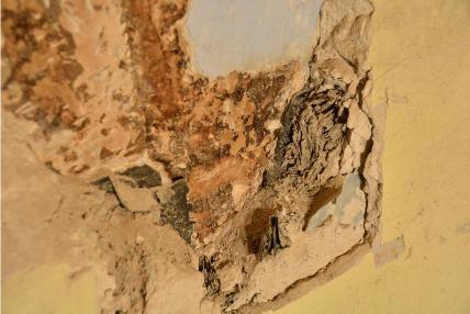 Fotografia nr 92 - Wschodnia ściana została zaizolowana od wewnątrz papą i supremą z warstwą tynku.