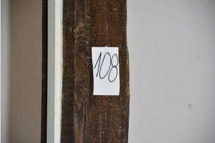 Fotografia nr 108 - Drewniany słup podpierający drewnianą belkę stropową nad parterem.