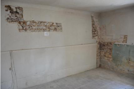 Fotografia nr 118 - Pod tynkiem odkryto silnie skorodowany mur ceglany.
