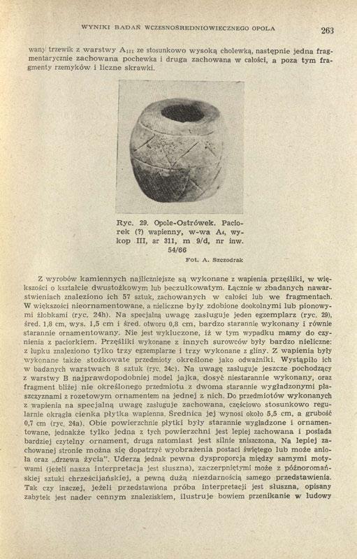 WYNIKI BADAŃ WCZESNOŚREDNIOWIECZNEGO OPOLA 263 wany trzewik z warstwy A III ze stosunkowo wysoką cholewką, następnie jedna fragmentarycznie zachowana pochewka i druga zachowana w całości, a poza tym