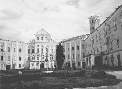 Białoruskie władze podjęły decyzję o restauracji zamku Radziwiłłów w Nieświeżu mowa dotyczyła współpracy pomiędzy Białoruskim Uniwersytetem Państwowym i Uniwersytetem Warszawskim szczególnie w