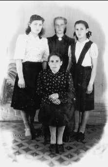 Siostry Jazepa Najdziuka: Lena (pierwsza z lewej), Mania (druga z lewej) i Bronia (siedzi) Fot. ze zbiorów Marii Januszki Fot.